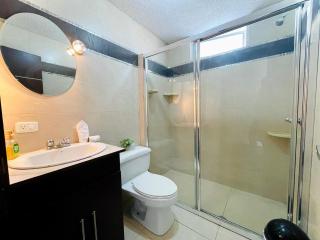 Departamento con jacuzzi, balcón, lavadora y garage - Ambato - 3