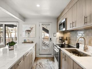 Chateau Roaring Fork 24, Remodeled Condo w River Views, Large TVs, Fireplace, Near Gondola! - 7