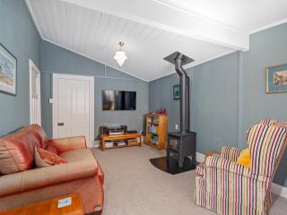 Crabapple Cottage - Coromandel Town Holiday Home - 1