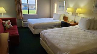 Carlyle Inn & Suites - 1