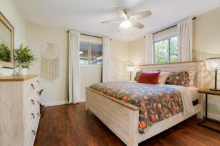 One of a Kind Home with HOT TUB Pool Table and Fire Pit 4 Miles to DT - 3