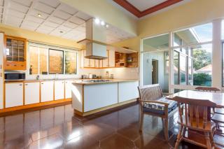 Spacious 3-Bed Mid Century Home Near CBD - Sydney - 6
