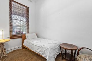 Charming 2-Bed Town House Near Market - 3