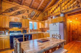 Family-Focused & Pet-Friendly Log Cabin with 4BR 2BA Sleeps 10 - Bethlehem - 3