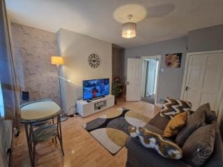 House - Sleeps 4 - Garden - Parking - 5