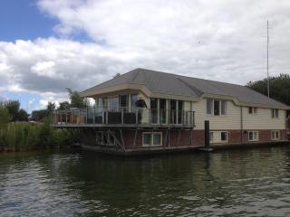 Water Villa, Houseboot at the Lake, Great Views, 70 km to Amsterdam - 0