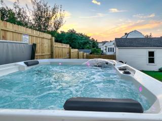 Whiskey Business, HOT TUB, BBQ Grill, Fire Pit, FUN - Springfield - 1