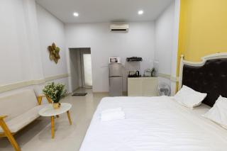 Sunny Big Window Apartments Near Airport - 9