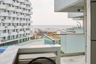 Pearl Apartment in Infinity Beach Resort - parking - Mamaia - 2
