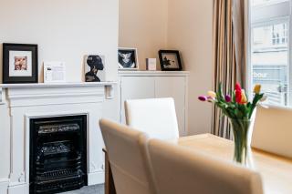Central Windsor Spacious Three Double BedRooms, Two Living Room, Kitchen Entire Apartment over three floors Steps from Windsor Castle, station, long walk and restaurants Royal Residence Retreat Windsor - 5