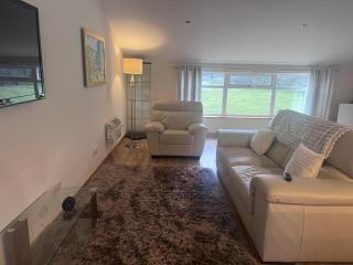 Captivating 2 Bed Apartment in Newhouse - Newhouse - 9