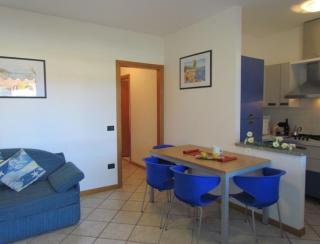 Flat with lovely garden in residence with pool - 5