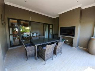 Modern Large 5 bedroom Villa in Pecanwood Golf Estate - Hartbeespoort - 8
