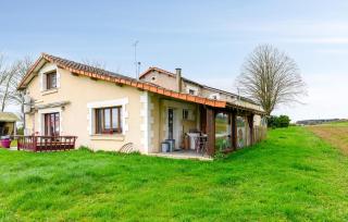 Cozy Home In Scorbé-Clairvaux With Wifi - Scorbé-Clairvaux - 0