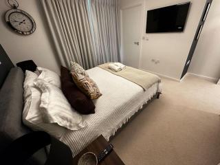 3 Bedroom Duplex Penthouse with Parking - North Woolwich - 8