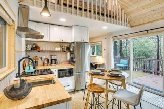 1 Mi to Lake Crestline Cabin with Private Hot Tub! - Crestline - 9