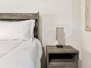 Charming Retro Property 8 - Sparks - 1