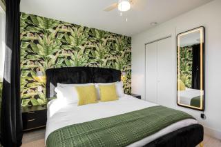 Colorful 2 Bedroom Retreat with 3 Beds Patio and Free Parking - Nashville - 8