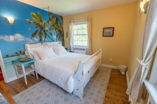 Cardinal Inn Beach Room - 6