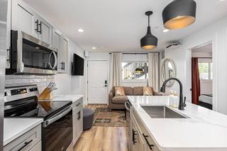 Bright Condo with 3 Beds 2 Bedrooms Walk to Grocery - Nashville - 0