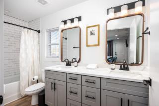 Walk to Restaurants from Condo, by Hospitals, 3 miles to Downtown - 3