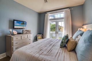 Private backyard with pool, All Bedrooms Ensuite! - Holmes Beach - 8
