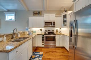 Private backyard with pool, All Bedrooms Ensuite! - Holmes Beach - 3
