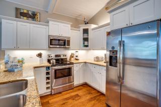 Private backyard with pool, All Bedrooms Ensuite! - Holmes Beach - 2