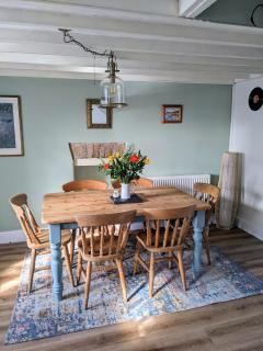 Charming coastal cottage - pet friendly! - 1