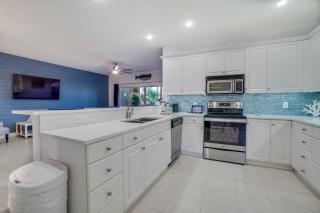Luxury Condo near White Sandy Beaches - 2 Min Walk - Bradenton Beach - 3