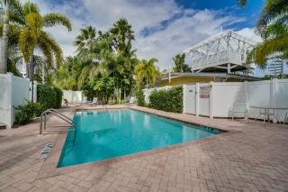 Cozzi Cottage located only steps to the white sandy beaches complete with rooftop terrace - Holmes Beach - 9