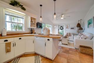 Cozzi Cottage located only steps to the white sandy beaches complete with rooftop terrace - Holmes Beach - 3