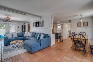 Large Heated Pool with Entertainment Room for the Family - Holmes Beach - 4