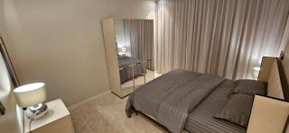 شقة أنيقة مودرن بدخول ذكي و سطح بجلسة خارجية - 4