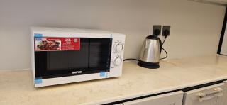 شقة أنيقة مودرن بدخول ذكي و سطح بجلسة خارجية - 2