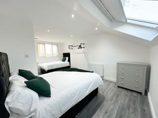 Modern & Spacious, 4 BR , 9ppl FREE WIFI & Parking - Liverpool - 9