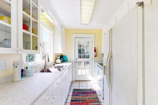 Pleasant ocean view home with balcony, rocking chairs, soaking tub, AC, & W/D - Emerald Isle - 4