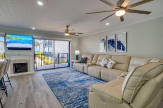 Beach front view and only steps to the white sandy beach - 4