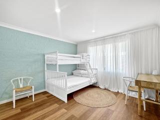 Spacious 2-Bed Townhouse with BBQ by the Beach - Surf Beach - 7