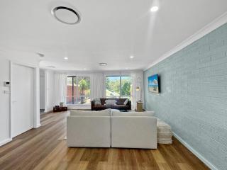 Spacious 2-Bed Townhouse with BBQ by the Beach - Surf Beach - 5