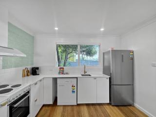 Spacious 2-Bed Townhouse with BBQ by the Beach - Surf Beach - 3