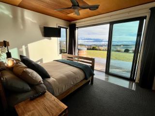 Fiordland Eco-Retreat -- Panoramic Views -- Hot Tub - Te Anau - 4