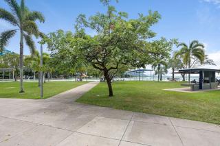 Panoramic views 3BR Cairns City Apartment - Cairns - 1