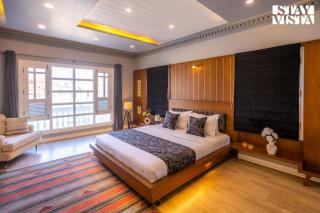 StayVista at Midsummer Moon - Mountain View with Courtyard - Srinagar - 1