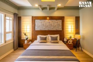 StayVista at Midsummer Moon - Mountain View with Courtyard - Srinagar - 3
