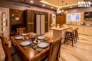 StayVista at Midsummer Moon - Mountain View with Courtyard - Srinagar - 5