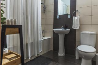 Creative 1br Pool view Apt with covered parking - Livadhia - 2