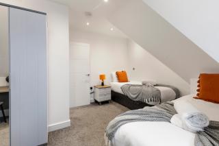 Luxurious 2 BR - Apartment - Sleeps 6 - 3