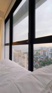 HomeCinema with Seaview, 8pax, Urban Suites by PG Home - George Town - 8