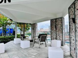 HomeCinema with Seaview, 8pax, Urban Suites by PG Home - George Town - 5
